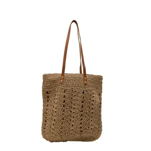Borsa shopper in paglia intrecciata vista dettagliata, grande borsa da spiaggia estiva.