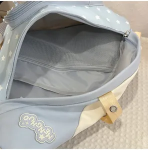 Nahaufnahme der hellblauen Umhängetasche mit Sternenmuster, Netztasche und Reißverschluss.