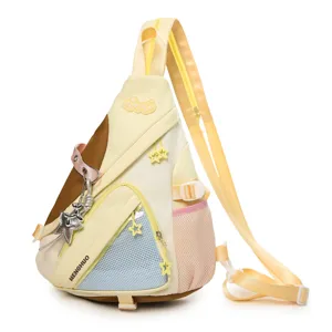 Detaillierte Seitenansicht eines japanischen farbblockierten multifunktionalen Rucksacks.