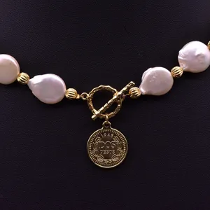 Barockperlen Halskette mit Vintage Münze Anhänger, eleganter goldener Knebelverschluss Schmuck.