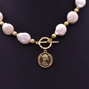 Barock Perlenkette mit vergoldetem T-Verschluss und Münzenanhänger, Vintage Modeschmuck.