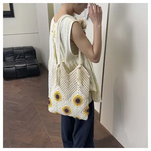 Vue détaillée d'un sac cabas crocheté avec tournesol, sac d'épaule tricoté décontracté plage.