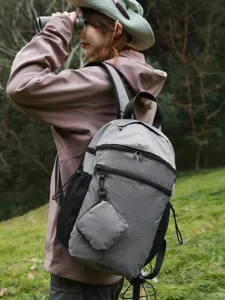 Sac a dos d'exterieur gris elegant avec une grande capacite pour voyages et sport.