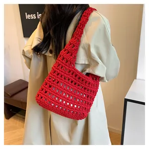 Borsa a tracolla traforata in maglia rossa, elegante borsa tote intrecciata chic.