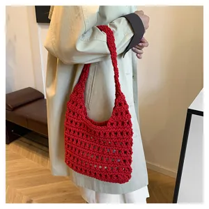 Borsa a spalla in maglia rossa vista dettagliata mostra la texture e il design.