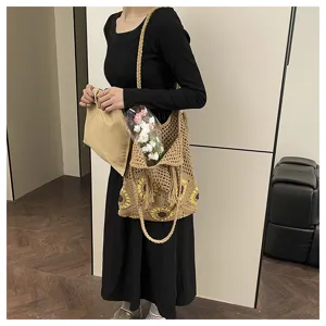 Vue détaillée du sac porté épaule tricoté au crochet avec motif de tournesol pour femmes.