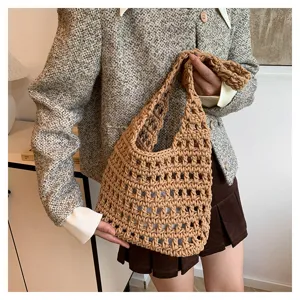 Borsa a spalla traforata in maglia marrone elegante da donna, borsa tote casual chic alla moda.