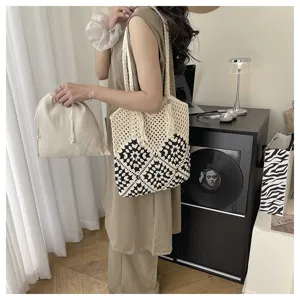 Vue detaillee du sac cabas tricot en maille ajouree pour femme avec une petite pochette.