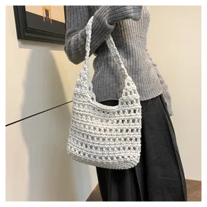 Elegante borsa a spalla traforata in maglia bianca da donna, pratica tote bag casual.