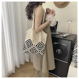 Sac cabas en tricot crochet chic pour femme, sac épaule ajouré noir et blanc pour la plage.