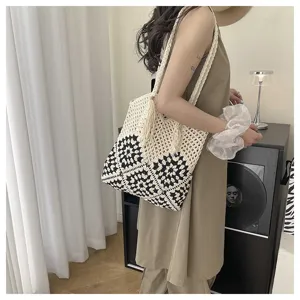 Sac cabas en crochet noir et blanc, sac épaule en tricot ajouré pour femmes vacances plage.