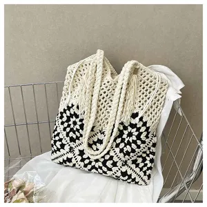 Vue détaillée du sac cabas au crochet noir et blanc ajouré, idéal pour la plage et les loisirs.