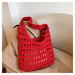 Vista dettagliata rossa in tessuto crochet traforato della borsa a spalla casual da donna.