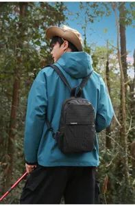 Elegante mochila de nylon negro a cuadros para viajes al aire libre y uso diario de fitness.