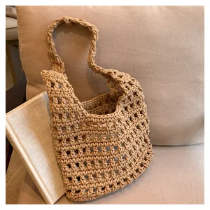 Dettaglio borsa tote traforata lavorata a maglia cachi, borsa a spalla tessuta texture squisita.