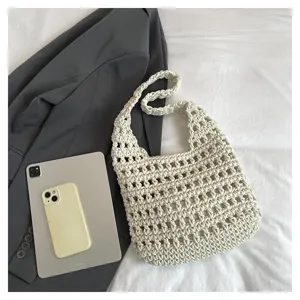 Borsa a tracolla in maglia crema vista dettagliata, elegante borsa casual da donna.