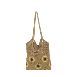 Gros plan du sac cabas au crochet tricoté avec motif tournesol et franges tressées.