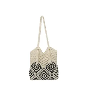 Vue détaillée du sac cabas fourre-tout en crochet noir et blanc pour les vacances à la plage.