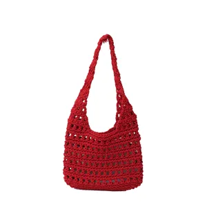 Vista dettagliata della borsa a spalla in crochet rosso, design traforato casual quotidiano.