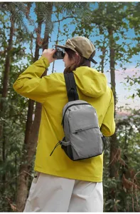 Bolso de pecho de nylon a cuadros utilitarios, ideal para viajes al aire libre y ocio.