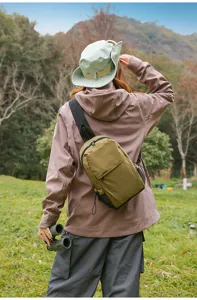 Detalles del bolso de pecho de nailon a cuadros con estilo informal y moderno.