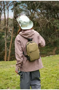 Detalle de mochila tactica de nailon a cuadros muestra tela texturizada y bolsillo fuerte.