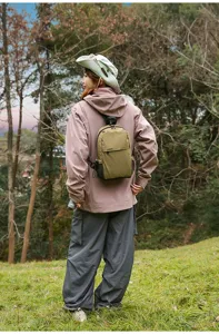 Vista detallada de una mini mochila de nailon a cuadros elegante al aire libre para viajes y gym.
