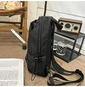 Bolso de pecho de nylon a cuadros minimalista, bandolera casual para viajes y uso diario.