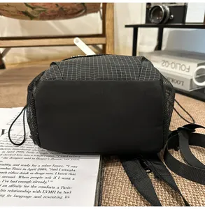 Vista detallada de bolso de pecho táctico de nylon a cuadros minimalista para viaje.