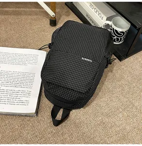 Bolso de pecho minimalista de nylon a cuadros para viajes, fitness y uso diario casual.