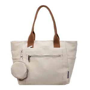 Καμβάς τσάντα tote shopper λεπτομέρεια με μπροστινή τσέπη με φερμουάρ και κρεμαστό πορτοφόλι.