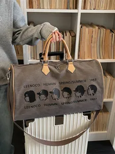Grote capaciteit canvas reistas duffel bag met lederen handvatten voor weekendtrip.