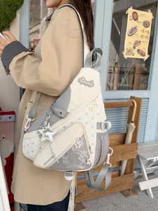 Stylischer Freizeitumhängepack mit Sternenmuster, robuster und praktischer Alltagsrucksack.