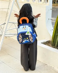 Détails du sac à dos coloré pour enfants avec cordons et poignée orange en plein air.