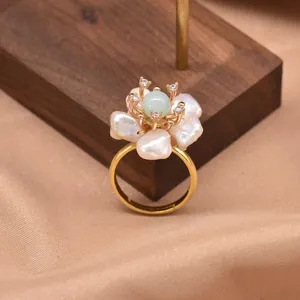 Dettaglio anello fiore perla barocca, elegante anello regolabile in argento con accento verde.