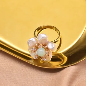 Primo piano dell'anello fiore di perla barocca con perla verde centrale e zirconi scintillanti.