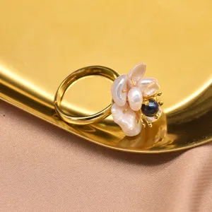 Vista dettagliata dell'anello regolabile in argento 925 con fiore di perla barocca.