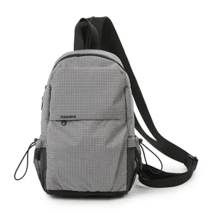 Bolso de pecho gris de cuadros en nylon, detalle bandolera unisex para viaje y deporte.