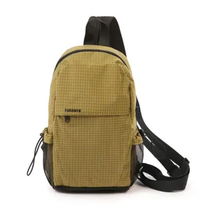 Bolso de pecho cruzado de nylon a cuadros minimalista para viajes y uso diario, detalle.