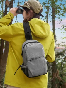 Imagen principal de mochila cruzada de nailon a cuadros grises, bolso de pecho casual viaje.