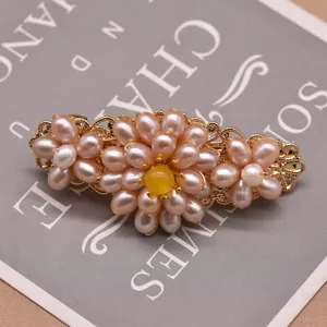 Pinza de pelo de perlas vintage con perlas de agua dulce rosas y accesorio de metal.