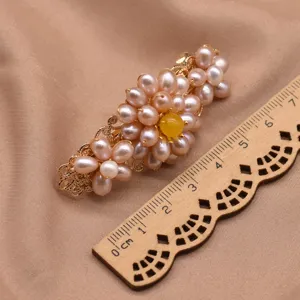 Elegante pinza de pelo de perlas con base de metal dorado y piedra amarilla, pasador retro.
