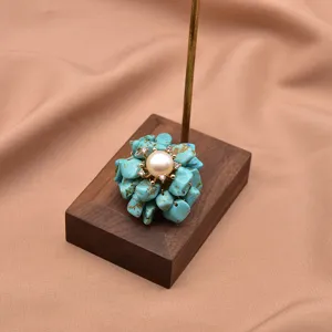 Wunderschöne handgemachte Vintage Brosche mit echter Perle und Türkis Steinen für Damen.