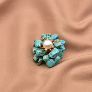 Wunderschöne Vintage-Blumenbrosche mit Türkis-Nuggets und einer glänzenden Perle im Zentrum.