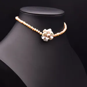 Elegante Barock Süßwasserperlen Choker Halskette mit Blumenanhänger für Damen.
