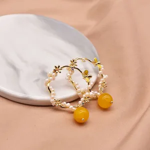 Eleganti orecchini a cerchio di perle con ape carina e ciondolo giallo per stile quotidiano.