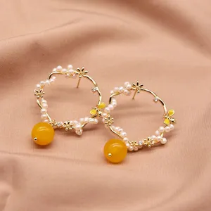 Eleganti orecchini a cerchio in perle con bellissimo design di api e ciondoli di giada gialla.