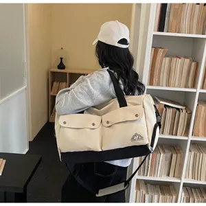 geräumige Reisetasche Detailansicht, strapazierfähiges beige Segeltuch mit großen Taschen.