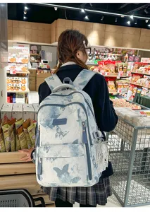Detailansicht des Schülerrucksacks mit Schmetterlingsdruck, großem Fassungsvermögen.