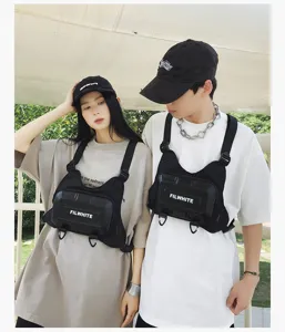 Taktische Brusttasche Detail, multifunktionale schwarze Westentasche für Outdoor und Streetwear.
